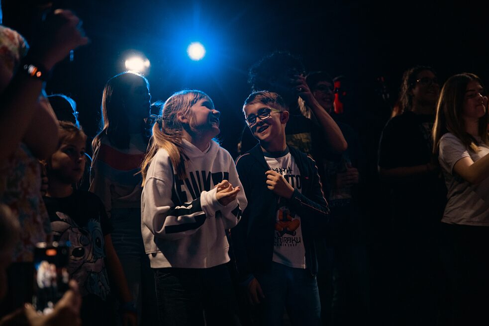 Junge Fans beim Konzert in Osijek